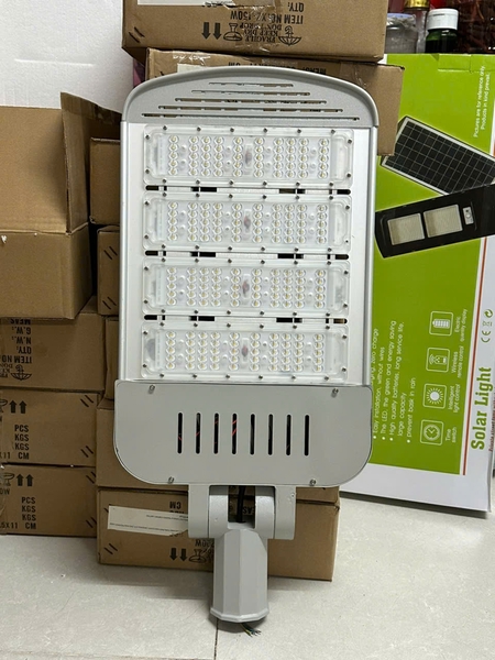 Đèn đường công suất 100W, ánh sáng trung tính, chip led và nguồn Philiip, BH: 3 năm